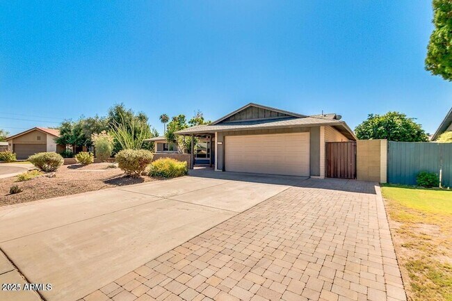 Building Photo - 831 E Stephens Dr