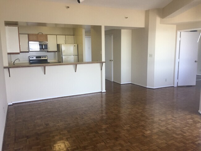 Building Photo - Enjoy sweeping views of the bay and Golden...