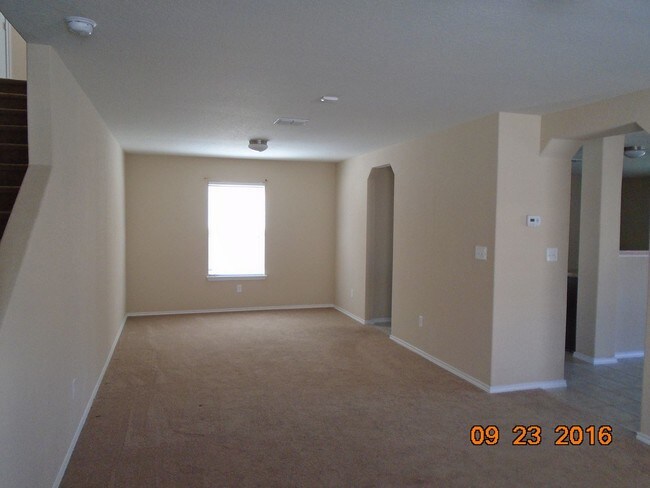 Building Photo - 427 Walnut Crest