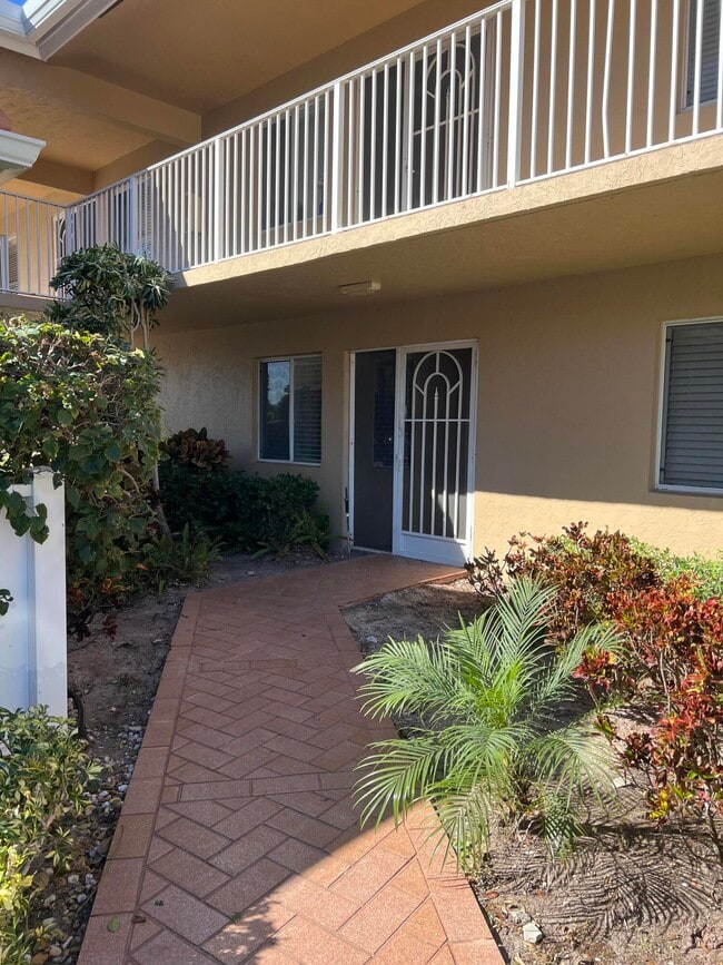 Foto del edificio - 5951 Regal Glen Dr