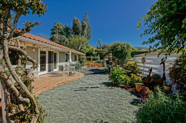 Foto del edificio - FULLY FURNISHED, CHARMING & AIRY, 4BR2BA MONTEMALAGA HILLTOP HOME W/ “QUEENS NECKLACE” VIEWS, 2-C...