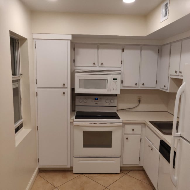 Building Photo - 3050 NE 48th Ct
