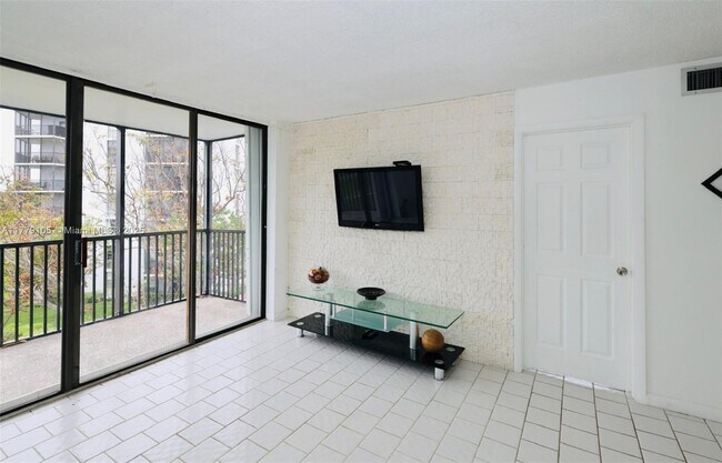 Building Photo - 3475 N Country Club Dr