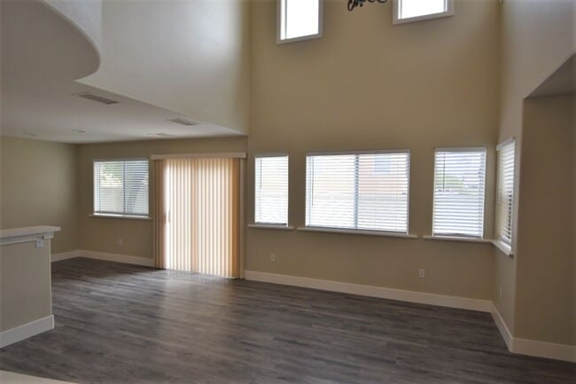 Building Photo - 10460 Mihela Ave