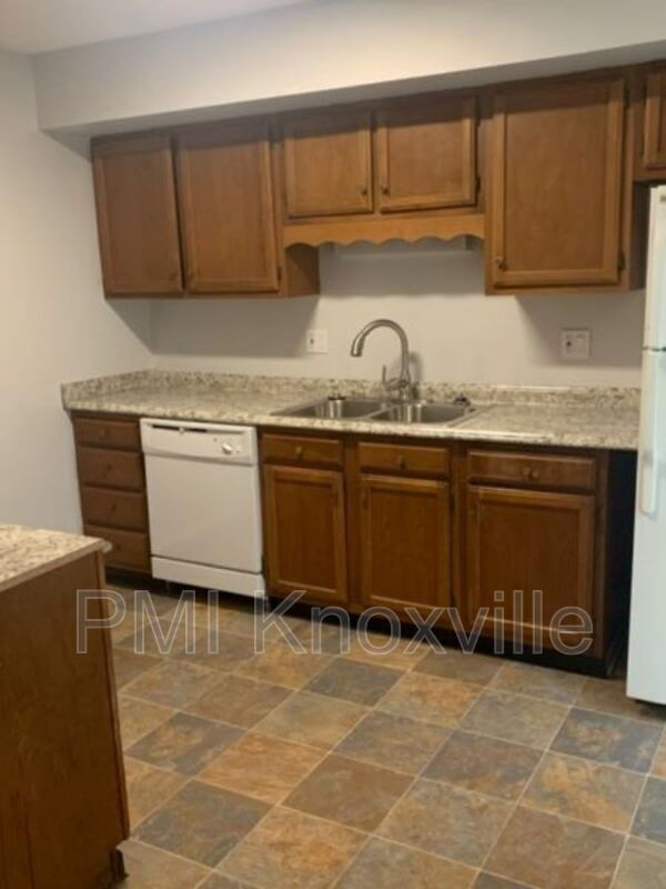 Foto del edificio - 9120 Woodpark Ln NW