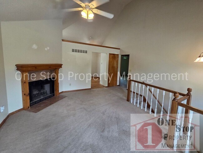 Foto del edificio - Spacious 3 bedroom, 2 bathroom duplex in Kansas City North!