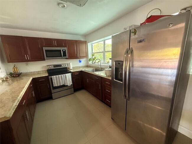 Building Photo - 16030 Miami Dr