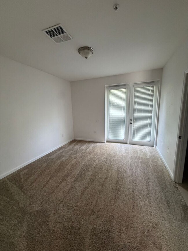 Building Photo - Three-story townhome for rent