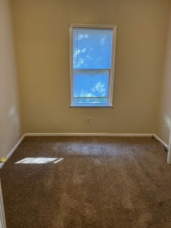 Foto del edificio - 1233 Eberhart Ave