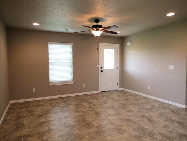 Building Photo - 3 Bedroom 2 bath in Prairie Grove, Arkansas!!