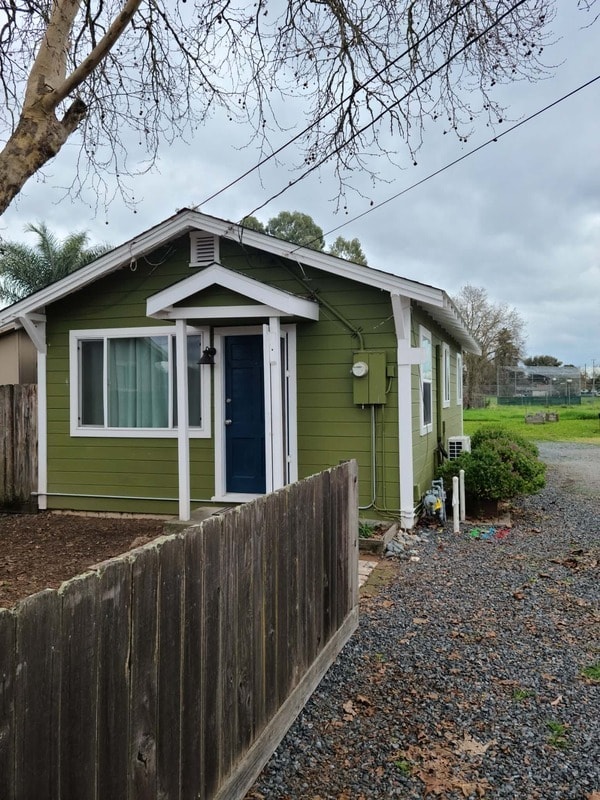 Building Photo - 1660 Jennings Ave