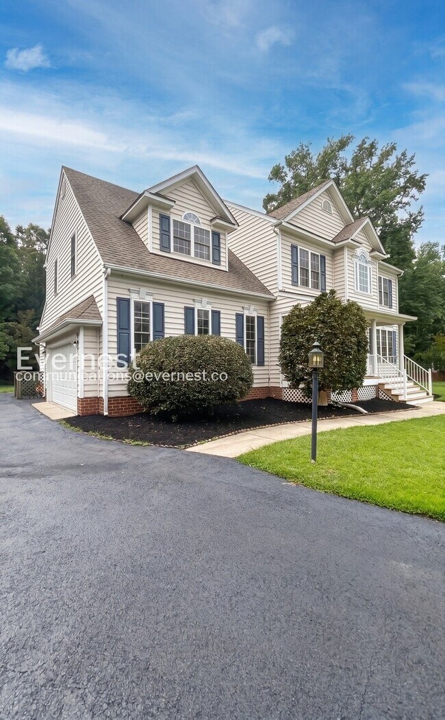 Building Photo - 6 Bed/4 Bath Home with Modern Amenities / Available Now!