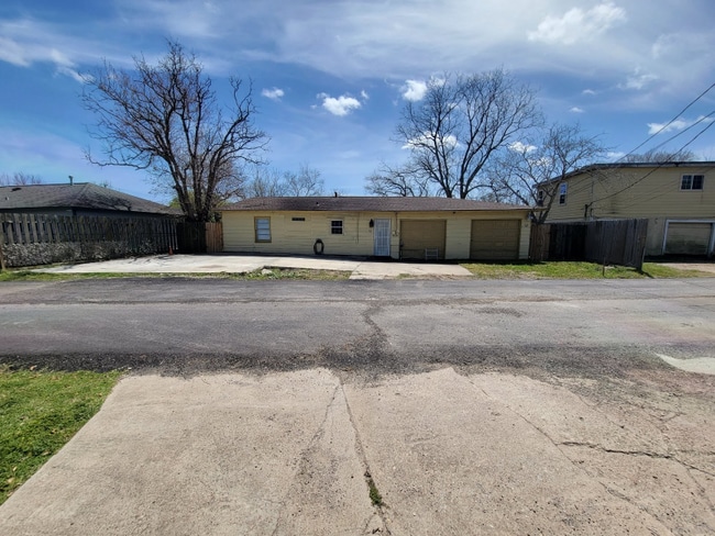 Building Photo - 1712 W 8th St