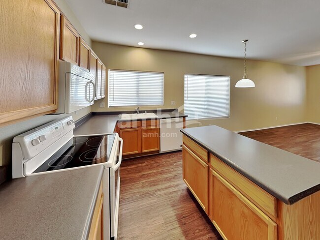 Foto del edificio - 14216 W Columbus Ave