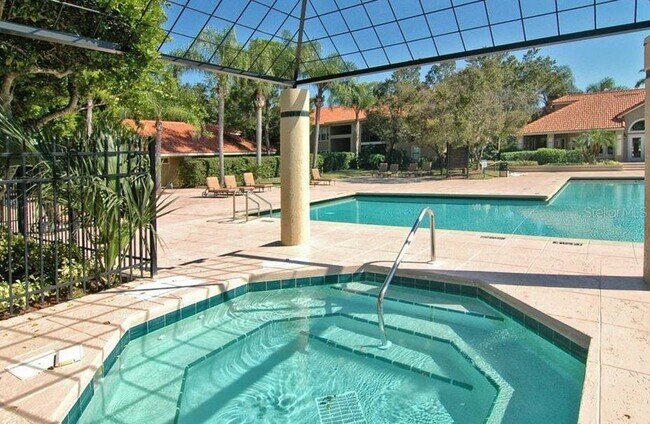 Foto del edificio - 4061 Crockers Lake Blvd