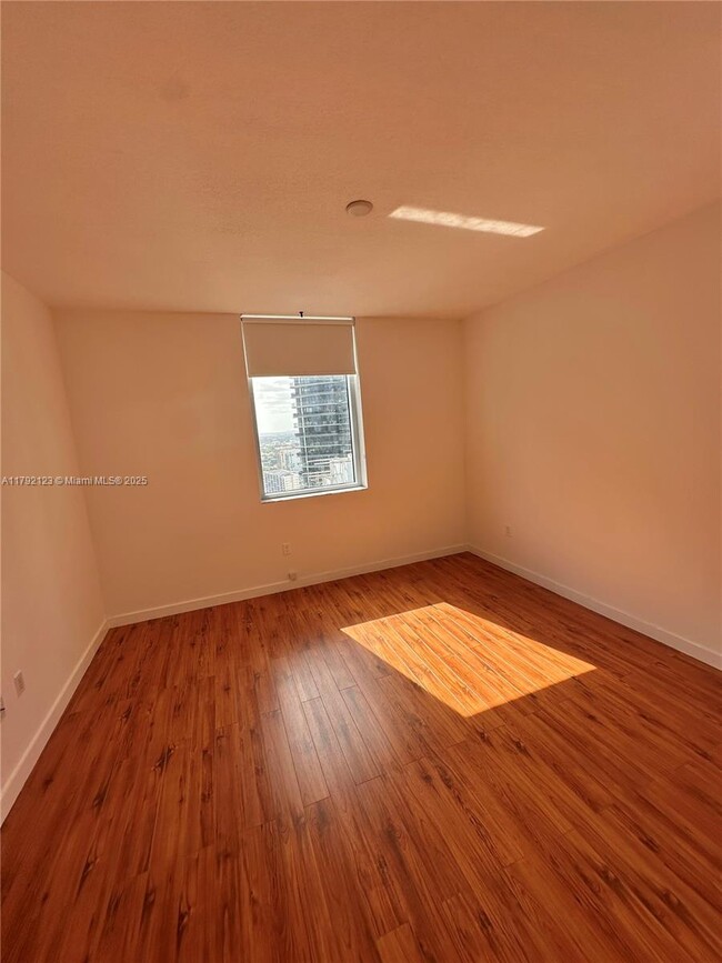 Building Photo - 1060 Brickell Ave