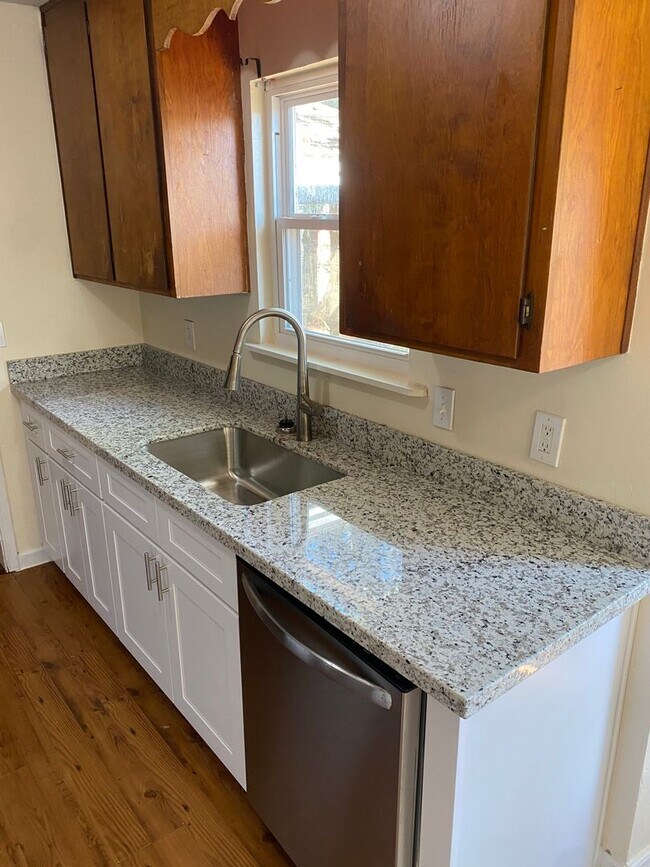 Foto del edificio - Gorgeous 3 Bedroom 2 Bathroom Single-Family! Freshly Remodeled!