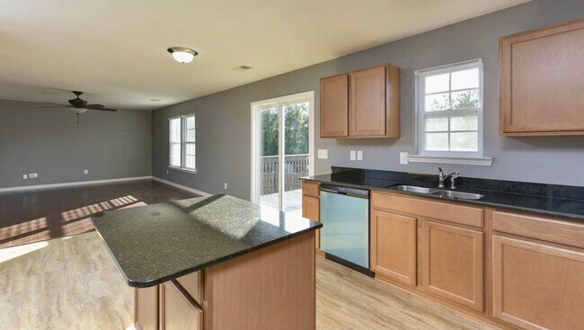 Building Photo - Enjoy the perfect blend of luxury, comfort...