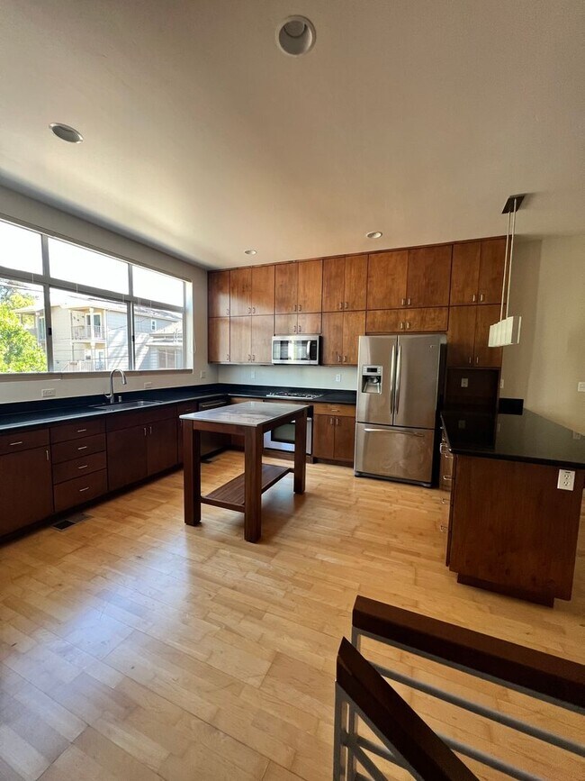 Foto del edificio - GREEN 3 story townhouse available! AC & ga...