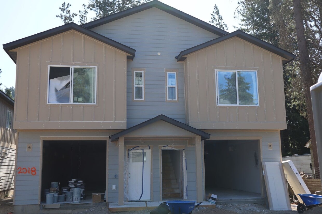 Building Photo - Duplex in CDA !