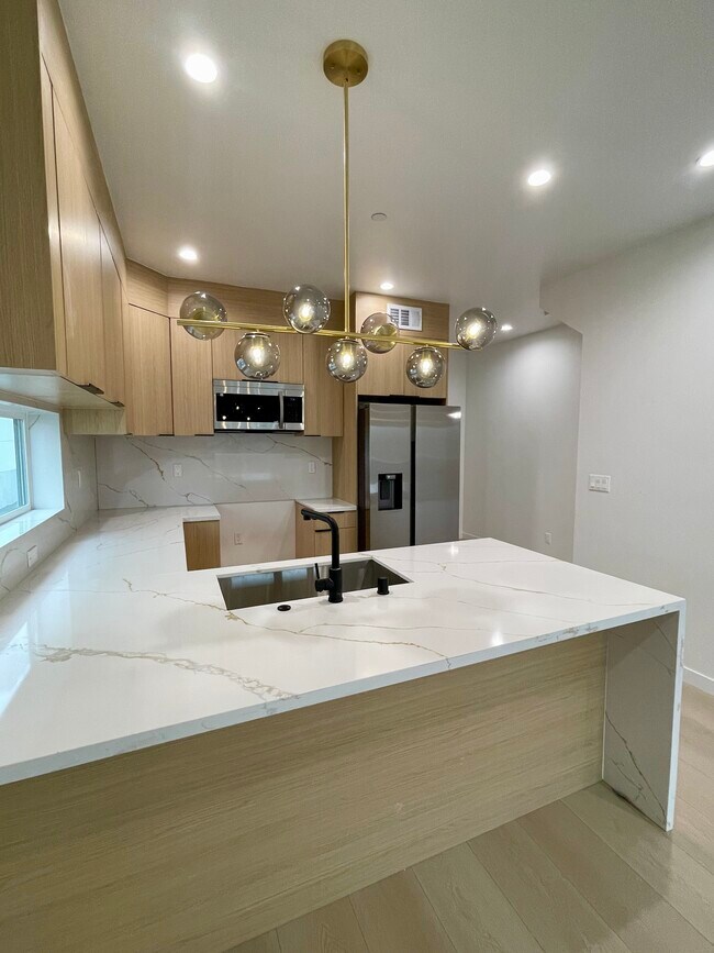 Foto del edificio - 611 1/2 W 41st Pl