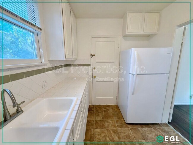 Foto del edificio - 5803 W Olympic Blvd