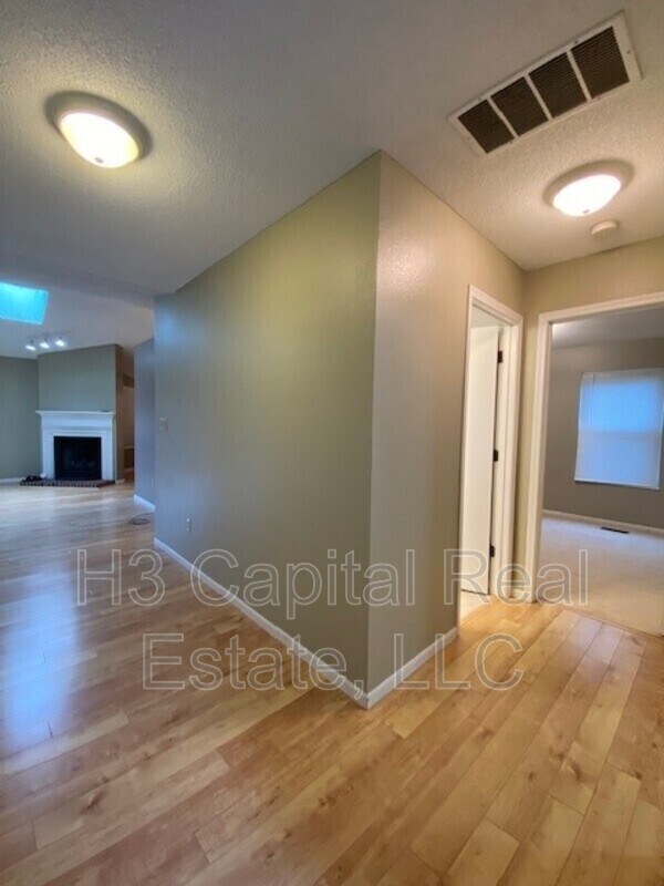 Foto del edificio - 713 Country Oaks Ln