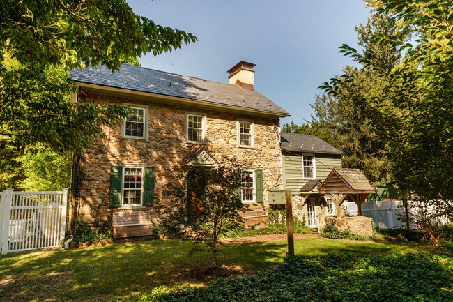 Foto del edificio - 2943 Windy Bush Rd