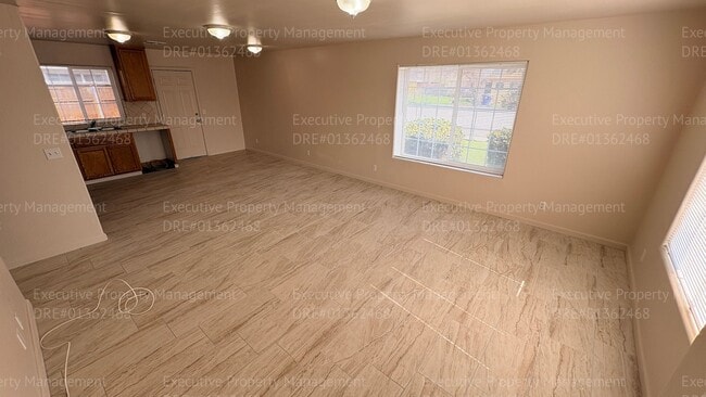 Building Photo - 3 bedroom/ 2 bathroom apartment