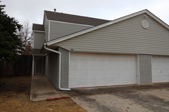 Foto del edificio - 1707-09 Jennifer Circle