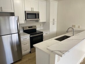 Building Photo - 3215 Midway Dr