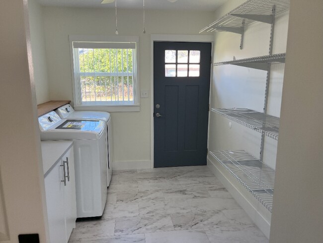 Foto del edificio - 3718 Shoreline Cir