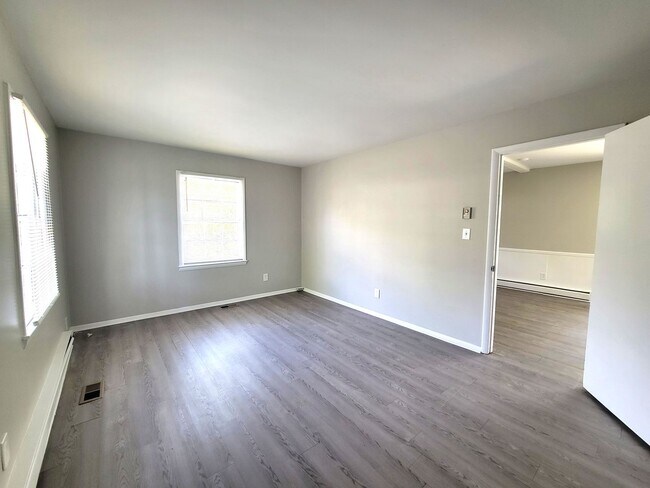 Foto del edificio - 3 Bedroom Brick Ranch in East Charlotte For Rent!