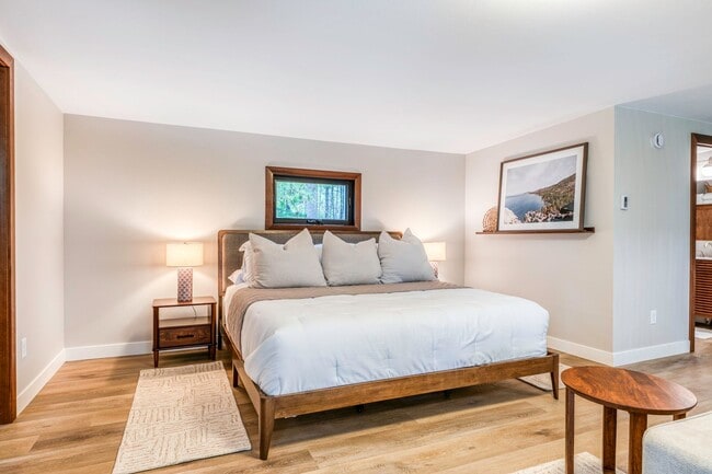 Foto del edificio - 1241 Birchmont Beach Rd NE