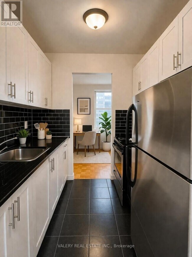 Photo du bâtiment - 1002 Lawrence Ave E