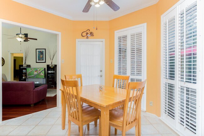 Building Photo - 4 Bedrooms 2 Baths