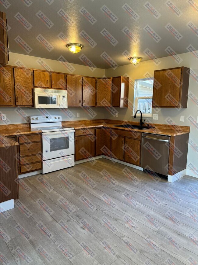Building Photo - 7008 Robin Dr