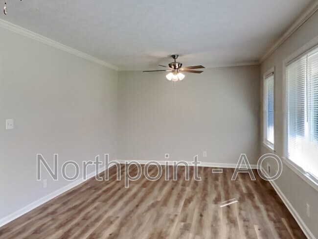 Building Photo - 906 King Dr SE