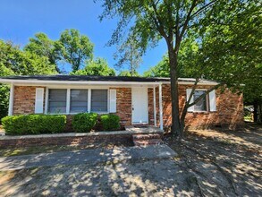 Building Photo - 2427 Young Dr