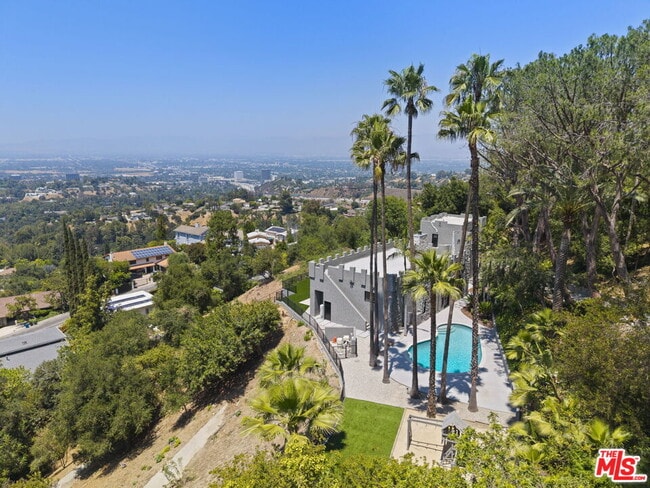Building Photo - 15851 Mulholland Pl
