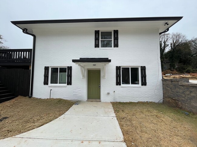 Building Photo - NEWLY RENOVATED HOME AVAILABLE AUGUST 1ST!...