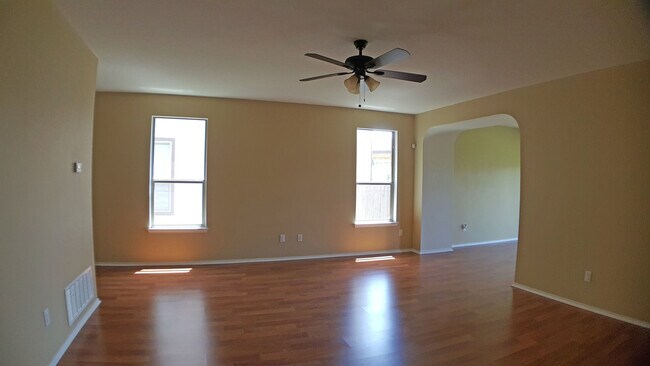 Building Photo - Charming Single-Story 3-Bedroom Home in Pf...