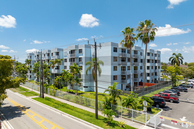 Building Photo - Azul at Fountainbleau