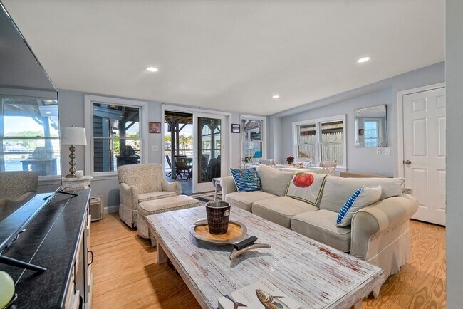 Building Photo - 75 Rocky Neck Ave