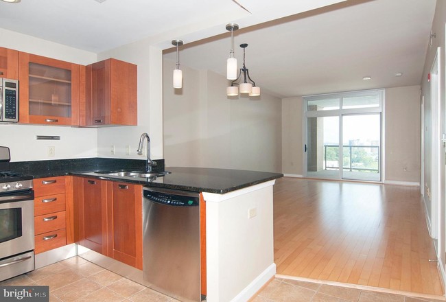 Building Photo - 5750 Bou Ave