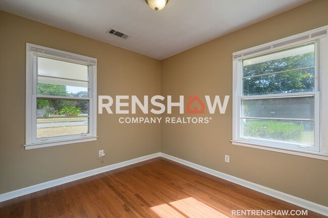 Building Photo - Gorgeous Corner Property - Colonial Acres ...