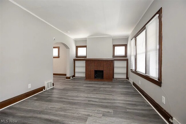 Building Photo - 10203 Greenview Ave