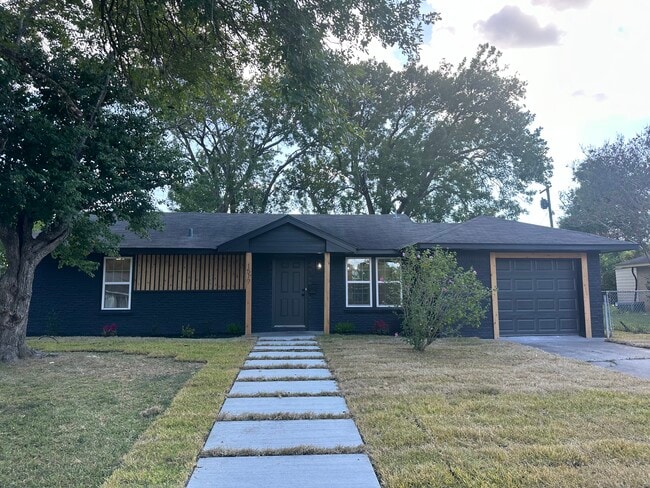 Building Photo - 1517 Bonham Dr