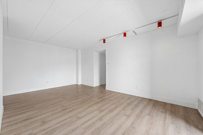 Foto del edificio - Recently Renovated 2BR Condo in Sought-After Goshen Valley