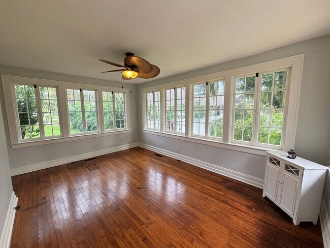 Foto del edificio - Enjoy a historic home with utilities inclu...